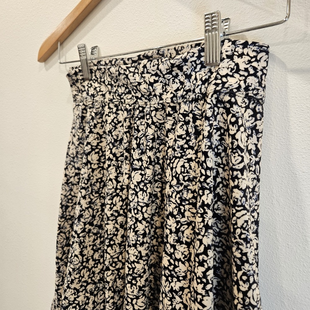 Hollister Crushed Velvet Skater Ditsy Floral Skirt Women's Small Black & Beige - Picture 2 of 9
